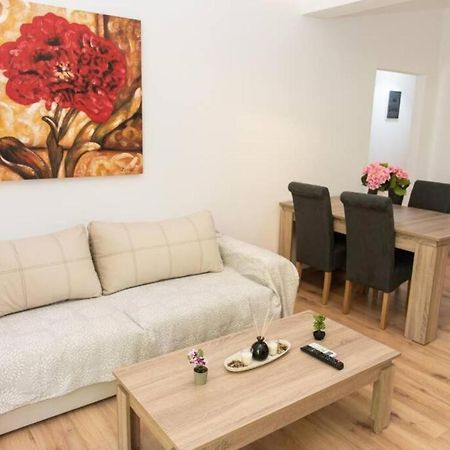 Renovated Spacious Flat 7Min To Subway Station- Афіни Екстер'єр фото