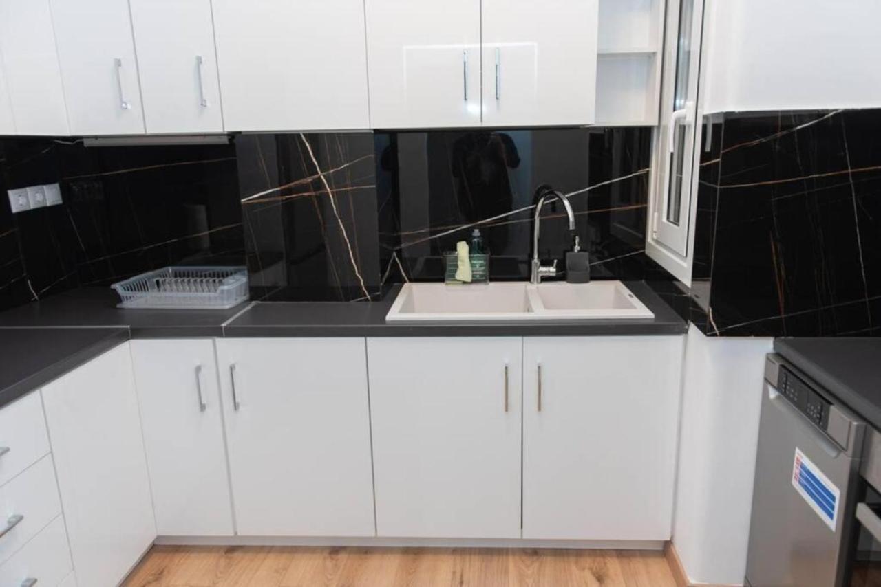 Renovated Spacious Flat 7Min To Subway Station- Афіни Екстер'єр фото